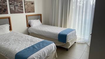 3 chambres, coffres-forts dans les chambres, fer et planche Ă repasser