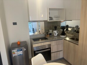 公寓 | 私人廚房 | 電冰箱、烤箱、鍋具/餐盤/廚房用品、餐桌