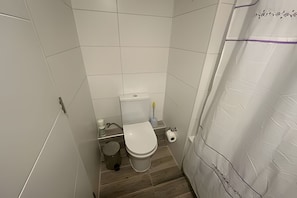 Apartment | Bathroom | Shower, towels, toilet paper