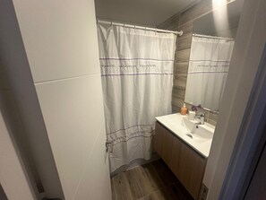 Apartment | Bathroom | Shower, towels, toilet paper - Oceana Suites Laguna del Mar (La Serena)