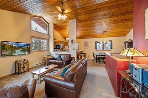 Älytelevisio, takka, kirjoja