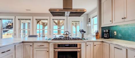 Kühlschrank, Mikrowelle, Herdplatte, Geschirrspüler