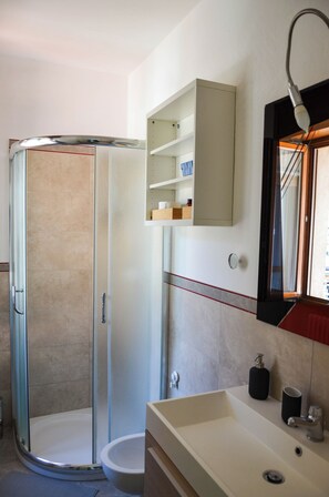 Dusche, Haartrockner, Bidet, Handtücher