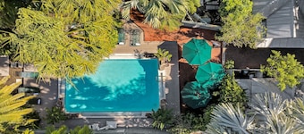 ~Hibiscus Cottage~ Adults Only cottage near Duval with shared pool