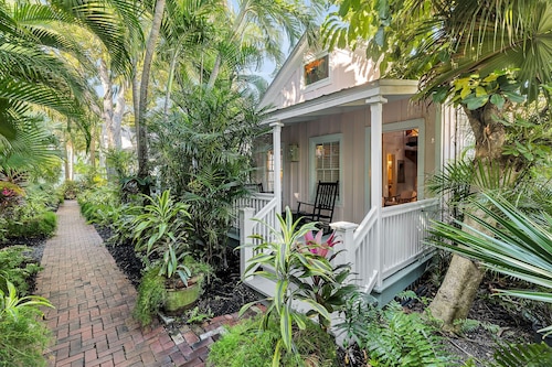 ~Hibiscus Cottage~ Adults Only cottage near Duval with shared pool