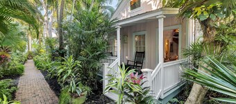 ~Hibiscus Cottage~ Adults Only cottage near Duval with shared pool