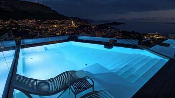 Villa (5 Bedrooms) | Balcony