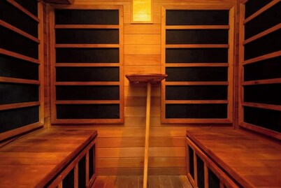 Quiet suburb 15 mins to airport

