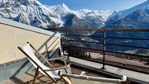 A balcony with a view of snow-covered mountains. - LE BELLEVUE (Orcières)