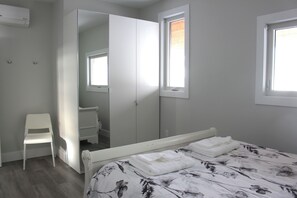 5 slaapkamers, een bureau, een strijkplank/strijkijzer, wifi