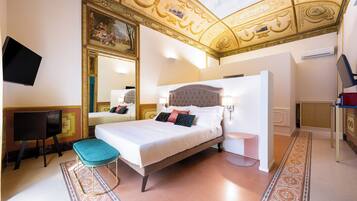 Deluxe-Suite, Balkon, Stadtblick | Minibar, Zimmersafe, individuell eingerichtet, Schreibtisch