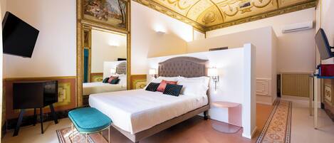 Deluxe Suite, Balcony, City View | Minibar, in-room safe, individually furnished, desk