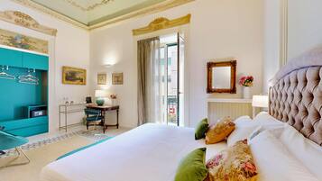 Luxury-Suite, Balkon, Stadtblick | 1 Schlafzimmer, Minibar, Zimmersafe, individuell eingerichtet