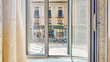 Deluxe-Suite, Balkon, Stadtblick | 1 Schlafzimmer, Minibar, Zimmersafe, individuell eingerichtet