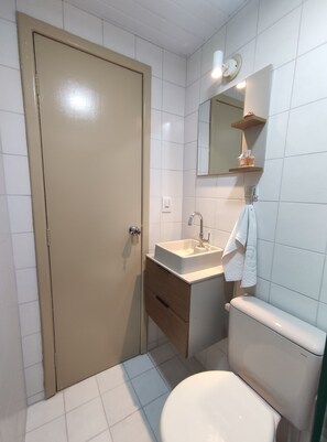 Douche, serviettes fournies, papier toilette