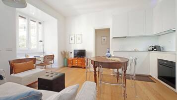 Apartamento | Área de estar | TV de tela plana 36 polegadas com canais a cabo