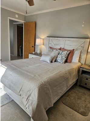 3 室のベッドルーム、デスク、アイロン / アイロン台、WiFi