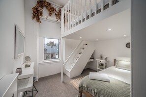 5 habitaciones, escritorio y tabla de planchar con plancha 