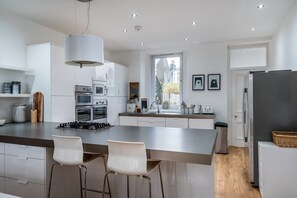Fridge, microwave, oven, stovetop - Castle Beach - Spectacular Victorian Villa (Broughty Ferry)