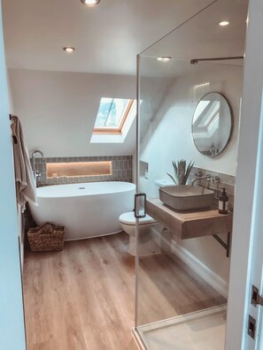 Dusche, Haartrockner, Handtücher, Seife