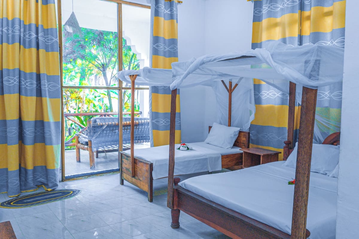ห้องดีลักซ์ทริปเปิล, ระเบียง, วิวสวน | โต๊ะทำงาน
