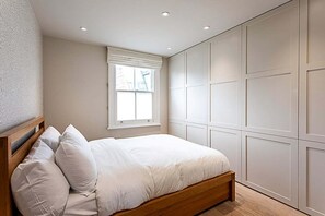 2 bedrooms, desk, iron/ironing board, WiFi - Fulham Serenity: Your Charming 2-Bed Retreat (London)