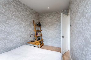 2 bedrooms, desk, iron/ironing board, WiFi