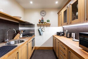 Fridge, microwave, oven, stovetop - Fulham Serenity: Your Charming 2-Bed Retreat (London)