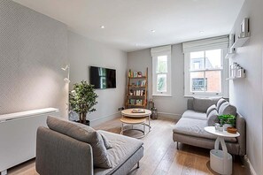 TV - Fulham Serenity: Your Charming 2-Bed Retreat (London)