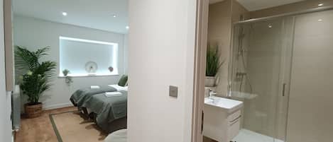 Haartrockner, Handtücher, Seife, Toilettenpapier