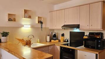 Een koelkast, een microgolfoven, een oven, een kookplaat