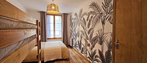 1 slaapkamer, een strijkplank/strijkijzer, gratis wifi, beddengoed