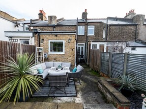 Outdoor dining - Charming 2-Bed Home / Garden / Great Travel Links - Pass the Keys (London)