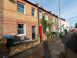 Exterior - Charming 2-Bed Home / Garden / Great Travel Links - Pass the Keys (London)