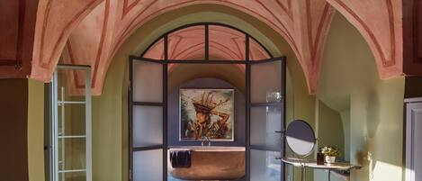 Habitación doble exclusiva, patio, vista al jardín | Caja de seguridad en la habitación y cortinas blackout