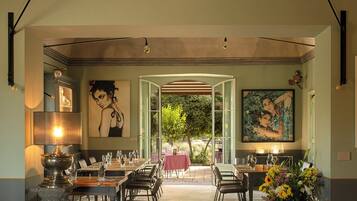 Breakfast, lunch, dinner served; Italian cuisine