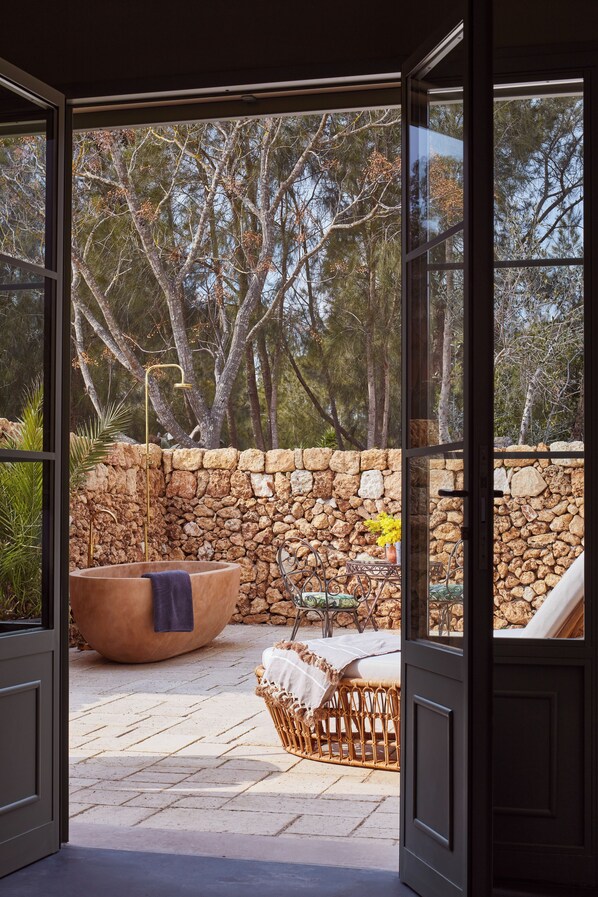 Quarto triplo, varanda, vista para o jardim | Cofres nos quartos, cortinas blackout, ferros/tábuas de passar roupa