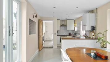 Oven, dishwasher, coffee/tea maker, cookware/dishes/utensils