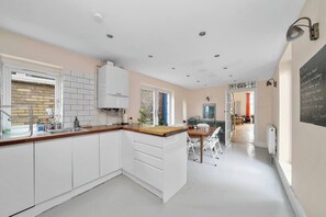 Ofen, Geschirrspüler, Wasserkocher mit Kaffee-/Teezubehör