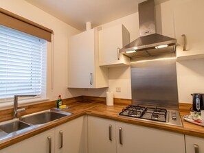 Fridge, microwave, oven, toaster - Charming Coastal Retreat – 1-Bedroom Flat in Blyth - Pass the Keys (Blyth)