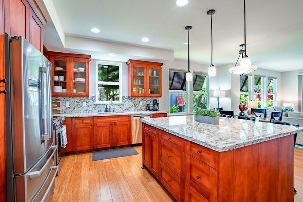 Kylskåp, mikrovågsugn, ugn och spishäll