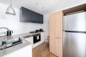 Køleskab, mikrobølgeovn, ovn, kogeplade