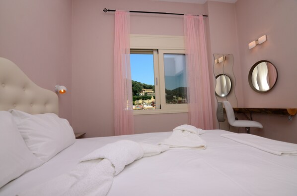 2 bedrooms, in-room safe, iron/ironing board, free WiFi