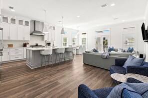 Smart TV, video games, stereo - 175 yards to beach with Private Pool, Gulf View, Bikes, and Golf Cart (Santa Rosa Beach)