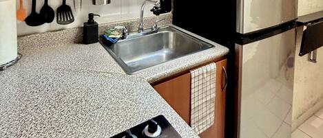 Geladeira, micro-ondas, cooktop, cafeteira/chaleira