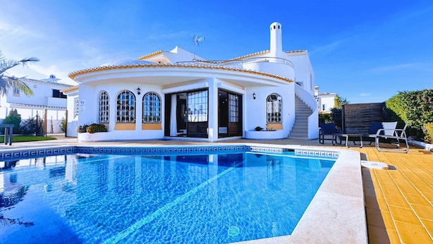 A white villa with a swimming pool, large windows, and a covered patio area. - Villa Cristina 15 in Albufeira (Albufeira)