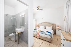 Douche, sèche-cheveux, serviettes fournies