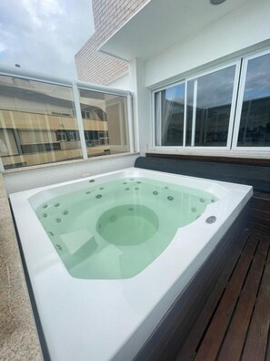 Deluxe Apartment | Outdoor spa tub