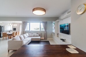 Deluxe Apartment | Living area - Excelente Cobertura Jurerê com Jacuzzi (Florianópolis)