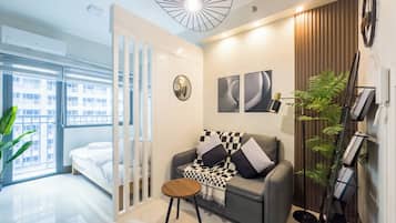 Senior Condo, 1 Queen Bed with Sofa bed, Refrigerator & Microwave | Living area